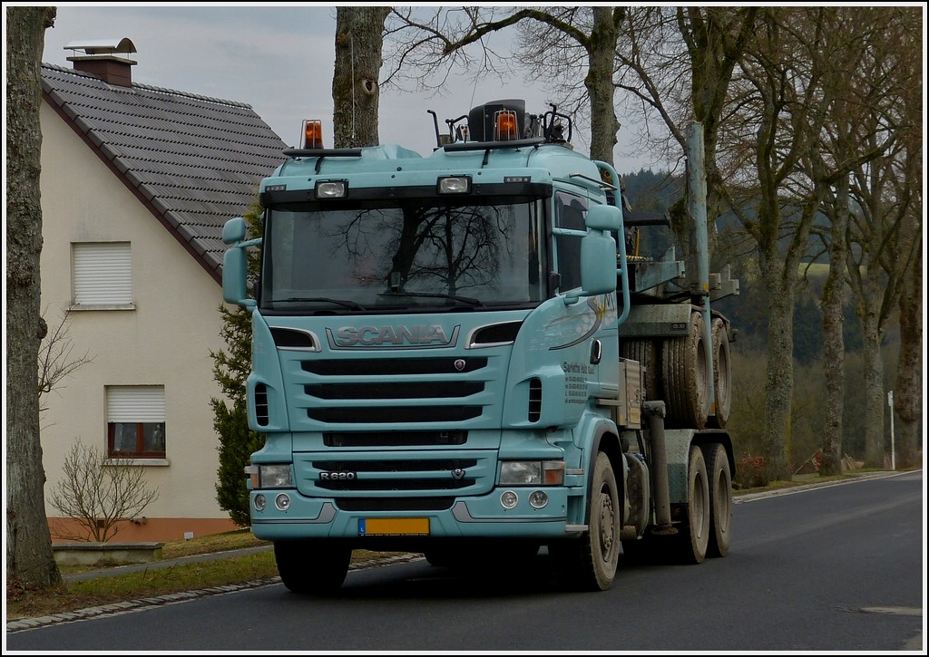 Scania R 620 mit Aufbau fr Langholtransport hat die Hinterachse Huckepack auf dem Weg zur nchsten Ladestelle.  08.03.2013