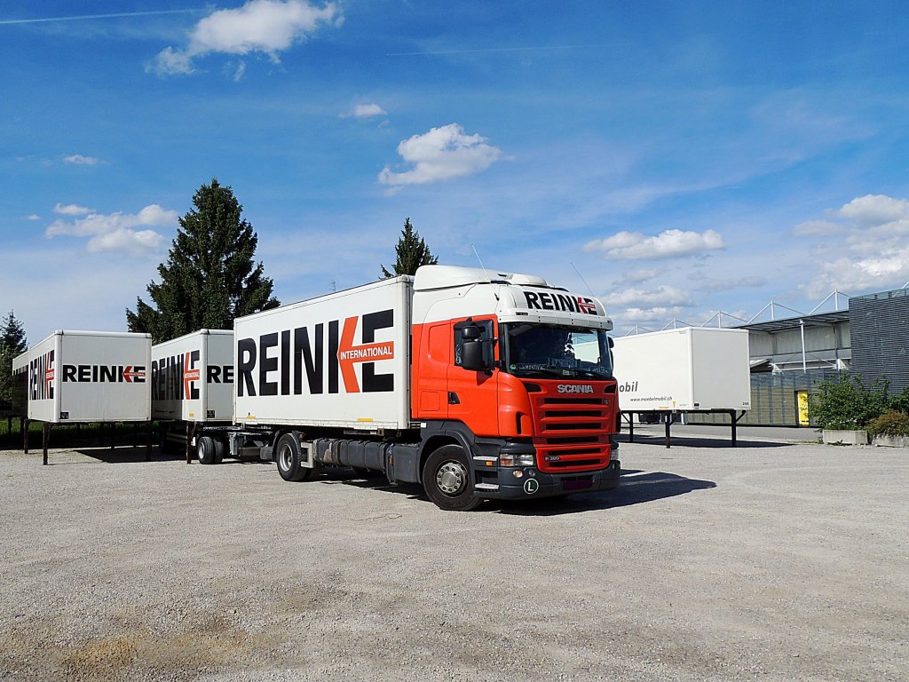 Scania-R380 von REINKE holt bei einer Grotischlerei in Ried Wechselcontainer ab; 120510