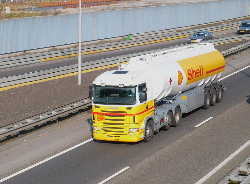 Scania R380 Shell Tanksattelzug. Autobahn A4 bei Leiden, Niederlande 21-02-2011.