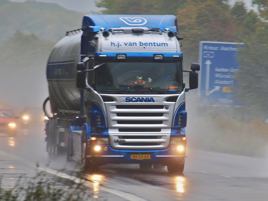 Scania R400 mit Siloauflieger am 19.10.2010 im strmenden Regen auf der A4 bei Aachen Richtung Niederlndische Grenze unterwegs.