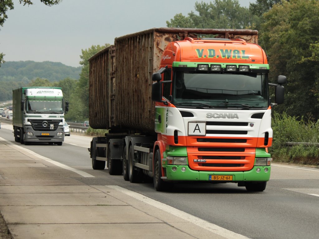 Scania R420 Container-Hngerzug am 26.07.2011 auf der A4 kurz vor der Niederlndischen Grenze.