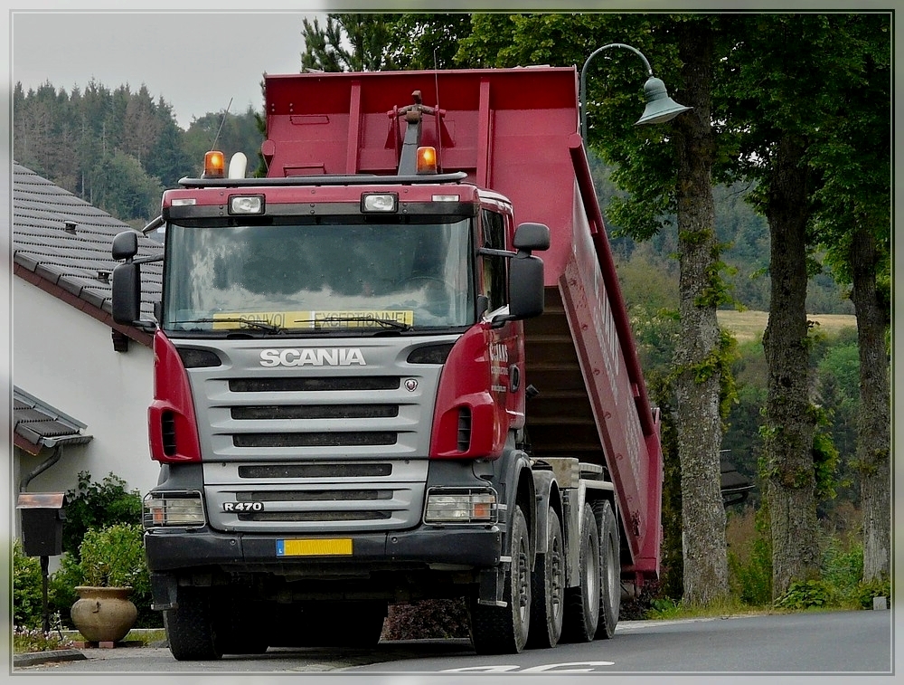 Scania R470 beim aufnehmen des Abrollcontainers fotografiert. (20.05.2011)