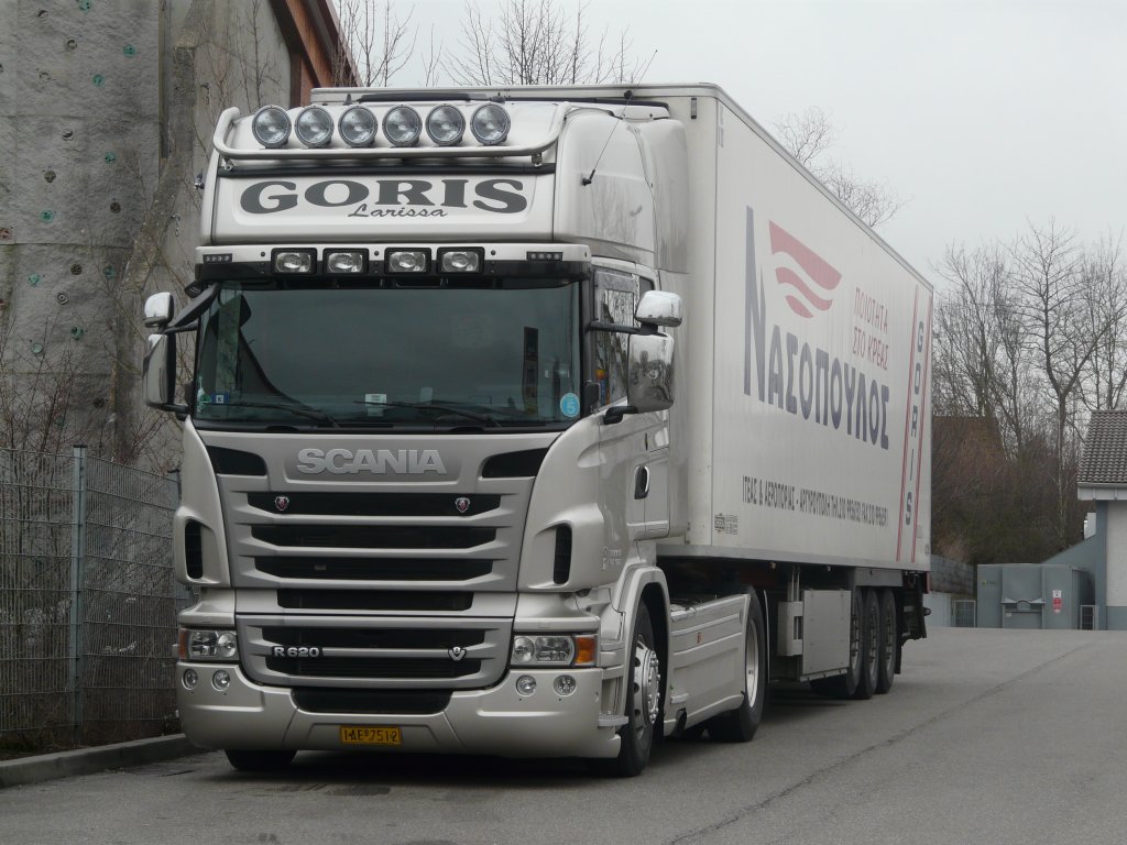 Scania R620 mit Khlauflieger von  Goris  aus Griechenland auf dem Parkplatz eines Supermarktes in Satteldorf, 13.03.2012