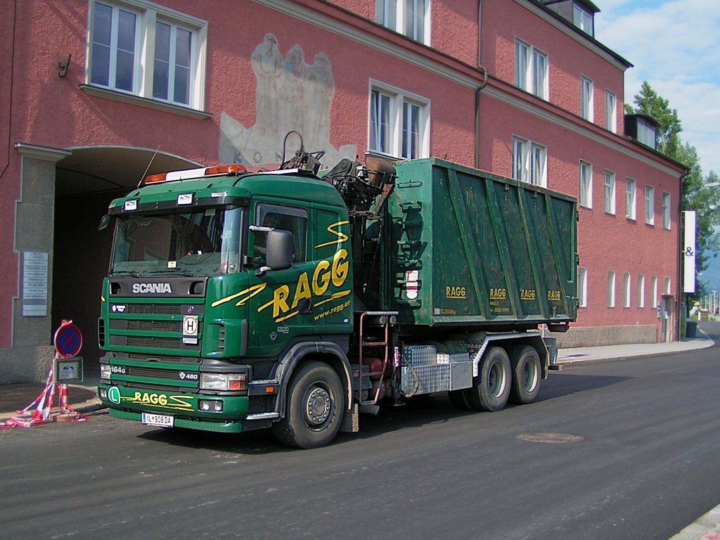SCANIA V8-480 164C mit Schrottcontainer vorm ehemaligen Konsumgebude in Innsbruck;100608