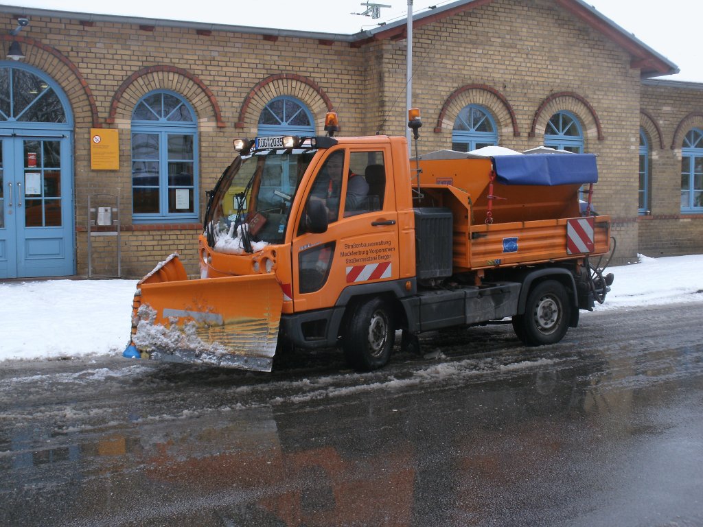 Schn den Bahnhofsplatz in Bergen/Rgen von Schnee frei geschoben hatte Dieser Multicar Fumo am 12.Februar 2013.