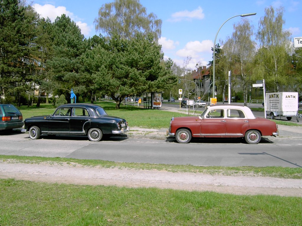 Schnes Treffen! Ein Mercedes-Benz 190 Ponton W121, links in Schwarz trifft auf ein Mercedes-Benz 180 W120, rechts im Bild, gesehen 08/2006 in Berlin. 
