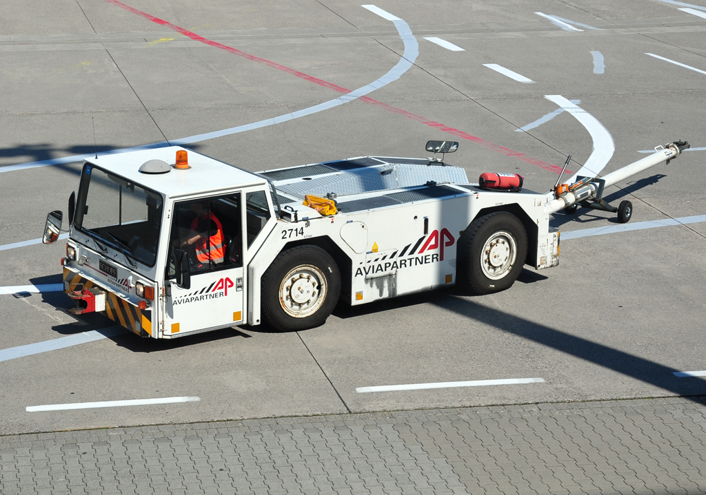 Schopf Flugzeugschlepper am Flughafen Kln-Bonn - 12.08.2012