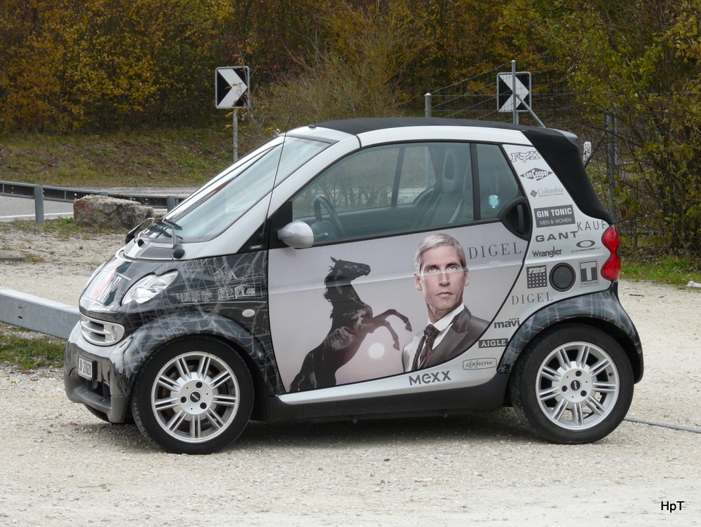 Schwarz - Grauer Smart mit Werbung in Porrentruy am 30.10.2010