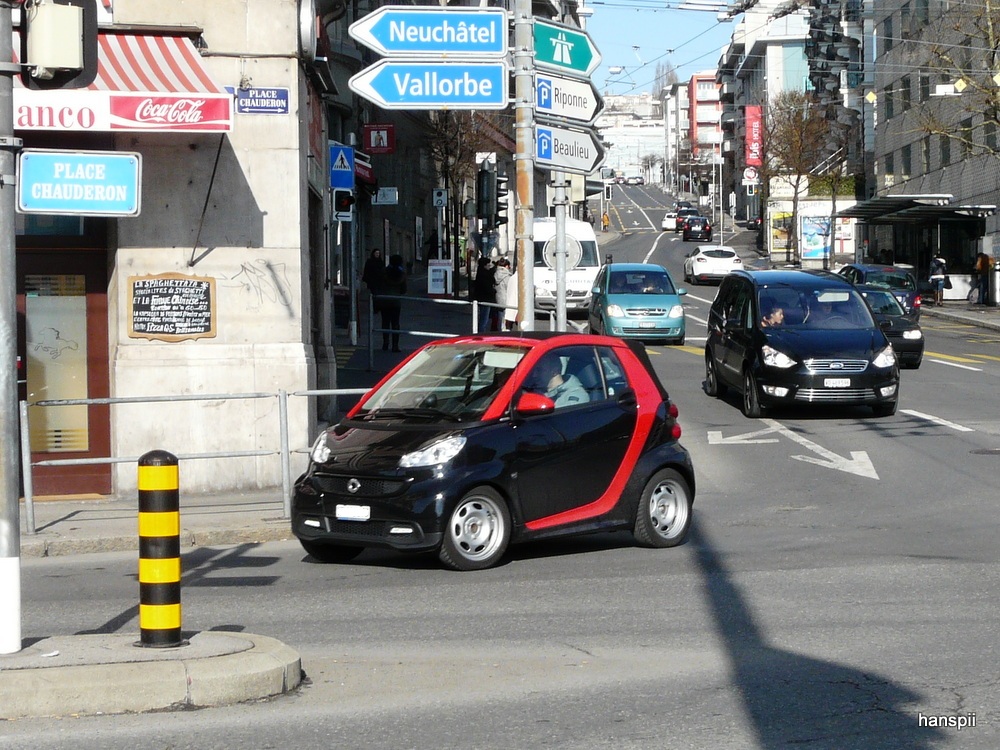 Schwarz Roter Smart unterwegs in der Stadt Lausanne am 16.02.2013