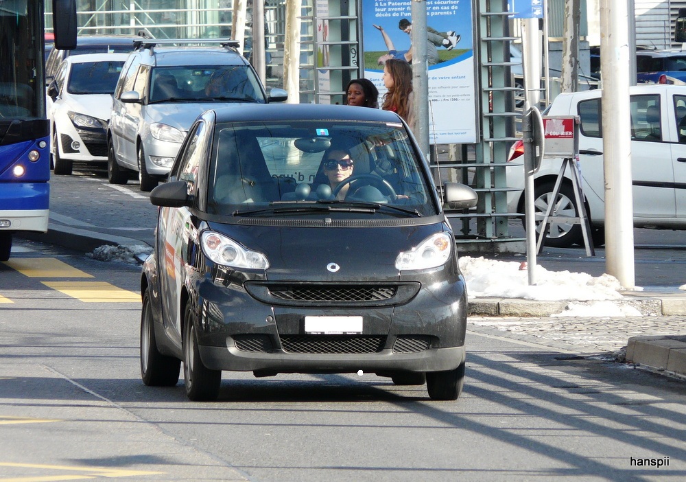 Schwarzer Smart unterweg in der Stadt Lausanne am 16.02.2013