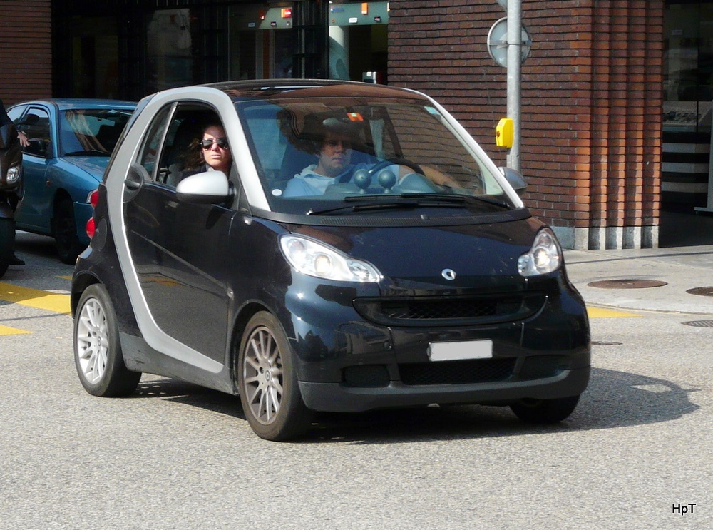 Schwarzer Smart unterwegs in der Stadt Lugano am 30.09.2011