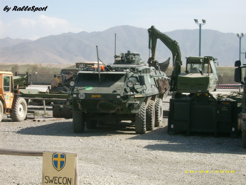 schwedischer Transportpanzer, Kabul, AFG, April06