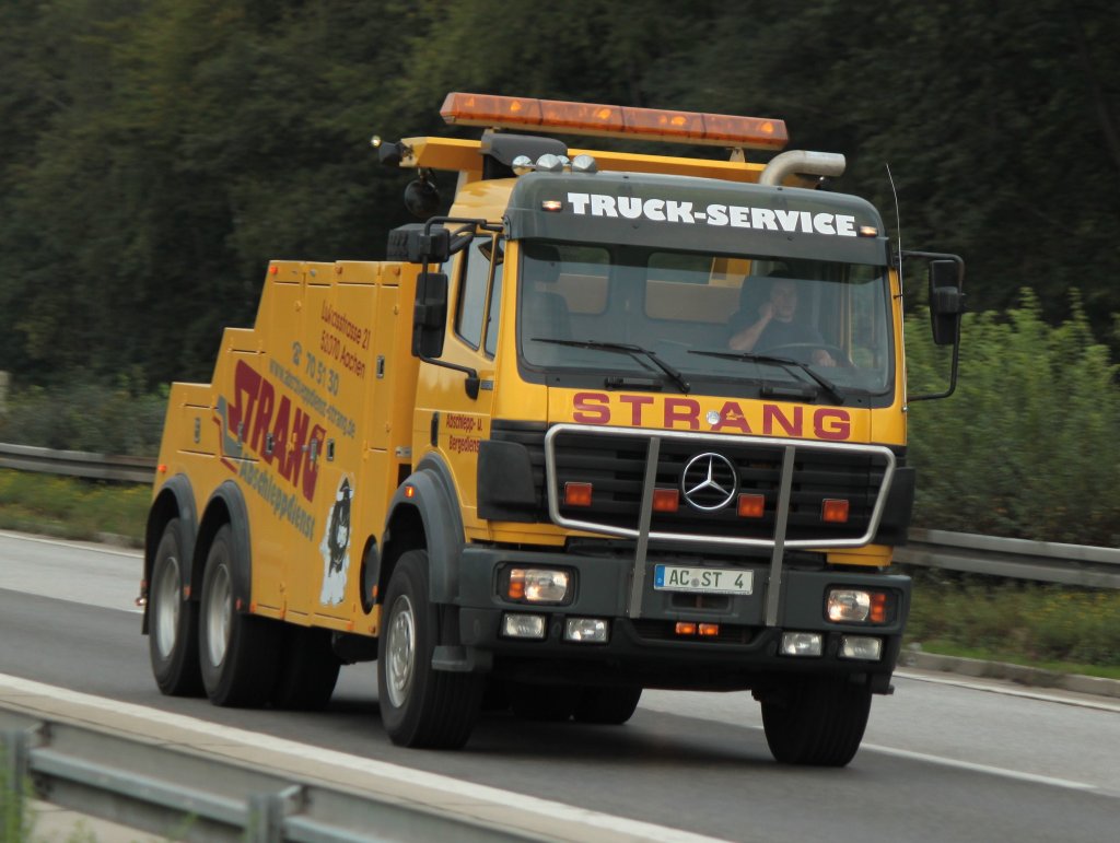 Schweres Mercedes-Benz Abschlepp und Bergefahrzeug der Firma Strang aus Aachen am 20.09.2011 auf der A4 kurz hinter dem Aachener Kreuz in Richtung Niederlande.
