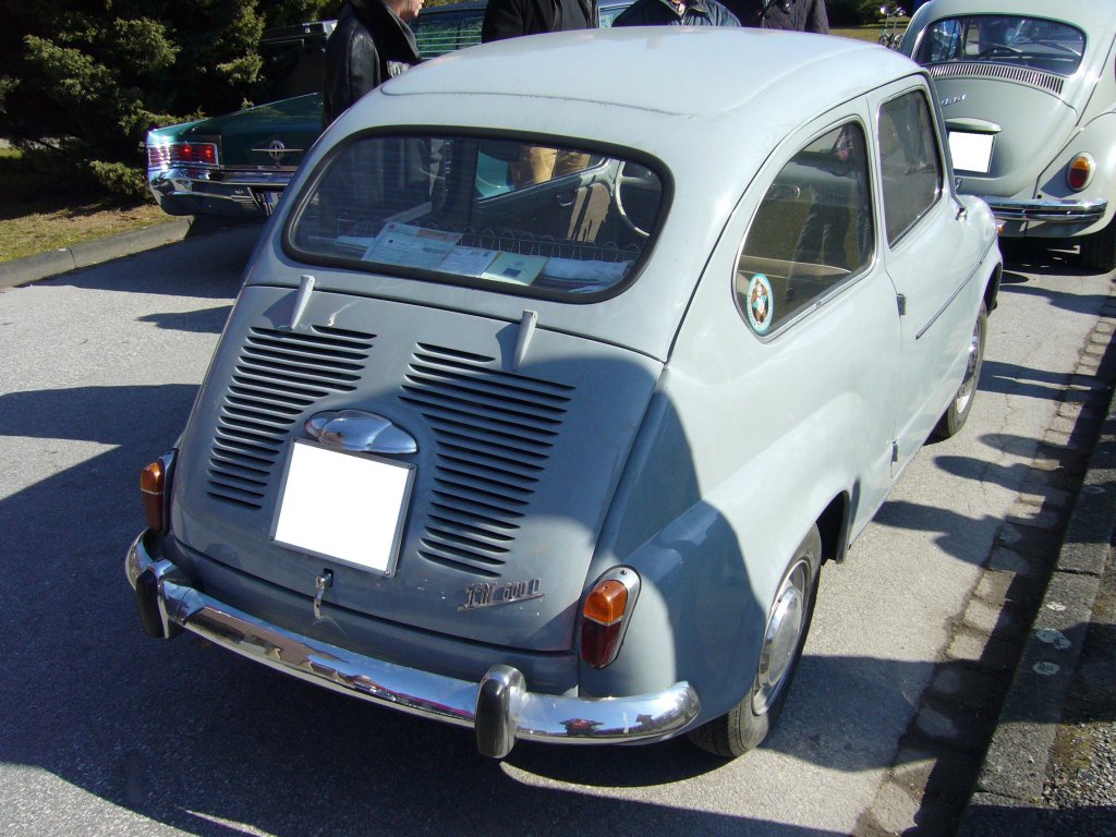 Seat 600D. 1963 - 1970. Der Seat 600 basierte auf dem bereits 1955 vorgestellten Fiat Seicento. Ab 1957 wurde der 600´er bei SEAT in Spanien in Lizenz produziert. Im Laufe der Produktionsjahre durchlief der 600 etliche Facelifts. Der 600D, der bis zum Auslauf der Serie mit hinten angeschlagenen Tren versehen war, ist mit einem 4-Zylinderreihenmotor ausgerstet, der aus 633 cm ca. 32 PS leistet. Oldtimertreffen Kokerei Zollverein am 07.04.2013. 
Die Kategorie stimmt nicht ganz!