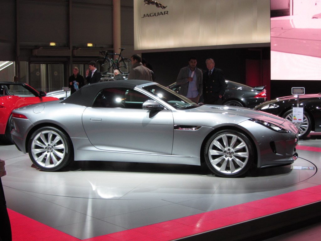 Seitenansicht des -in Paris debtierter- Jaguar F-Type. (Aufnahme: 11.10.2012)