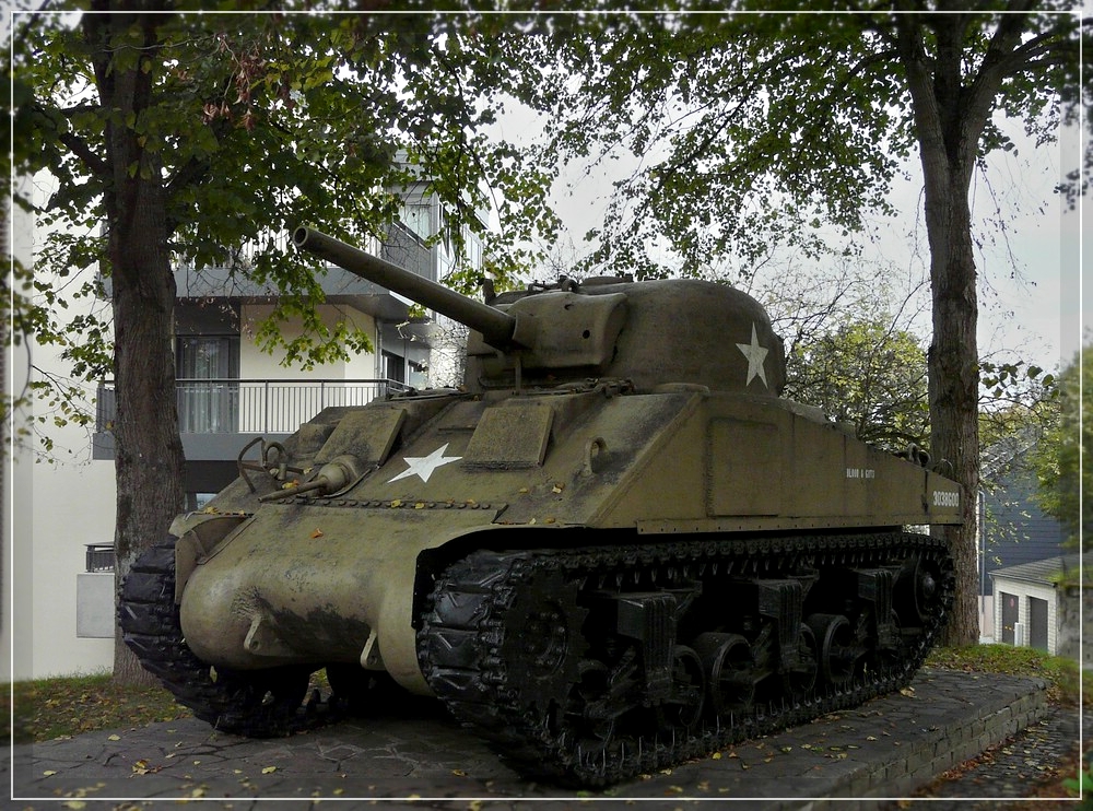SHERMAN - Panzer 3038800, Typ M4-A3(75 mm Kannone), der 28. US-Division, Gesamtgewicht 31,6 t, steht seit 1947 in Wiltz.  (13.10.2011)
