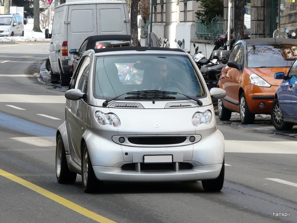 Silberner Smart unterwegs in der Stadt Lausanne am 16.02.2013