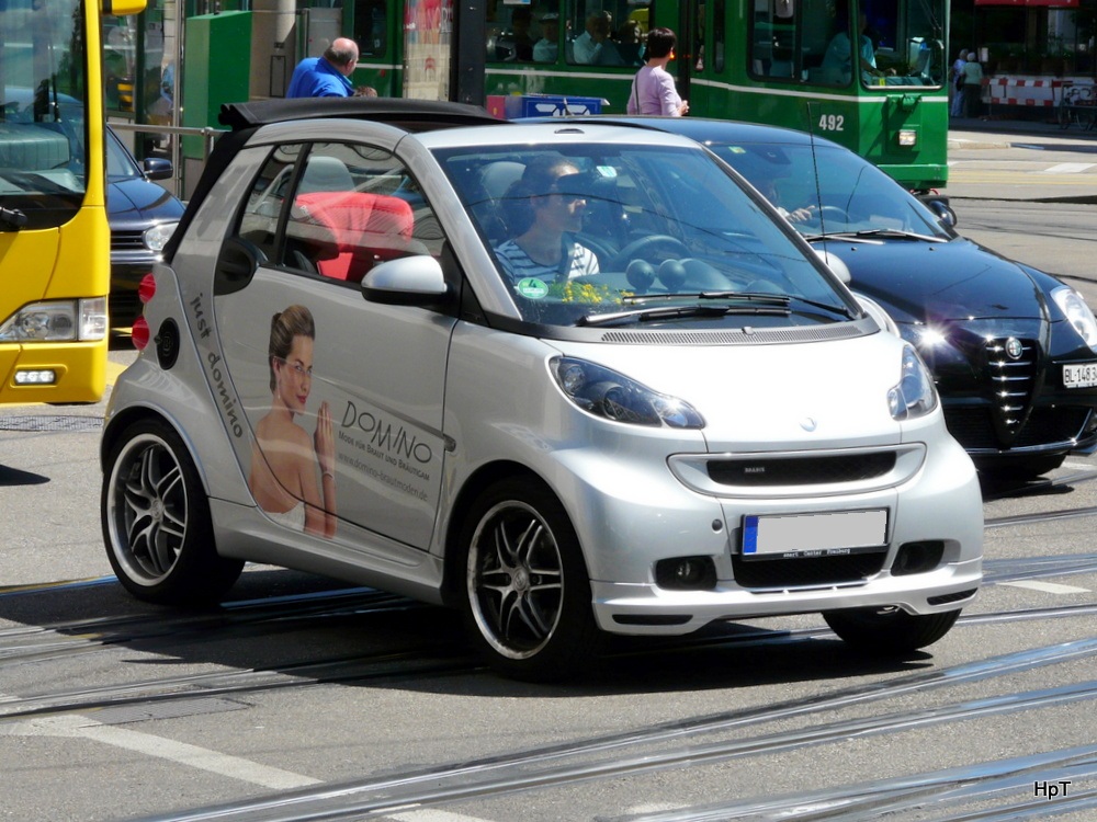 Silbriger Smart mit Werbung unterwegs in der Stadt Basel am 04.05.2012