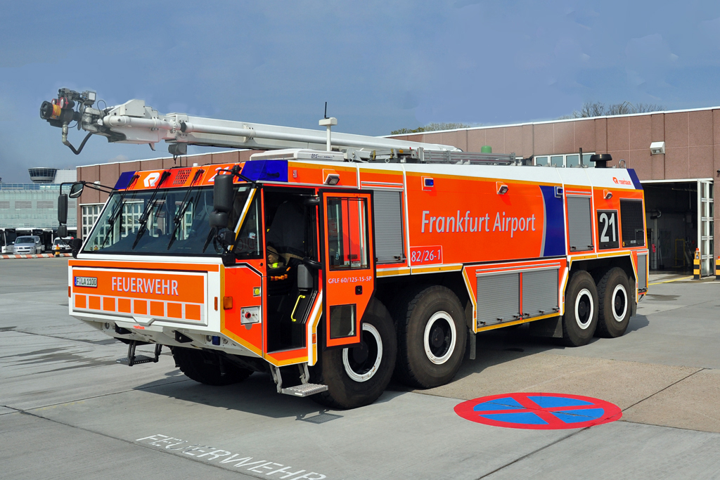 Simba HRET Flughafen-Lschfahrzeug GFLF 60-125-15-SP von der Flughafenfeuerwehr Frankfurt - 14.04.2012