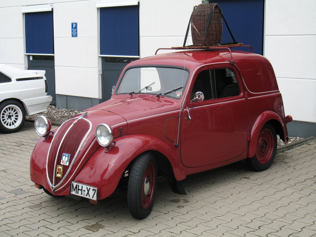 Simca Cinq Fourgonette 250kg. Baujahr 1937-1948. Der Simca Cinq war ein Lizenzbau des Fiat 500  Topolino . 20.08.2006 Oldtimertreffen bei BMW Phillip in Mlheim/Ruhr.