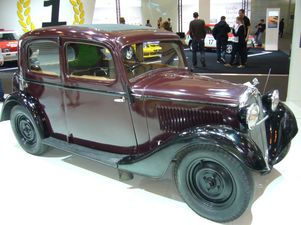 Skoda 420 Standard. 1933 - 1934. Der 4-Zylindermotor leistet 20 PS aus 995 cm. Die Hchstgeschwindigkeit liegt bei 85 km/h. Von diesem Typ konnten die Skodawerke in der zweijhrigen Produktionszeit 421 Einheiten absetzen. Techno Classica am 25.03.2012.