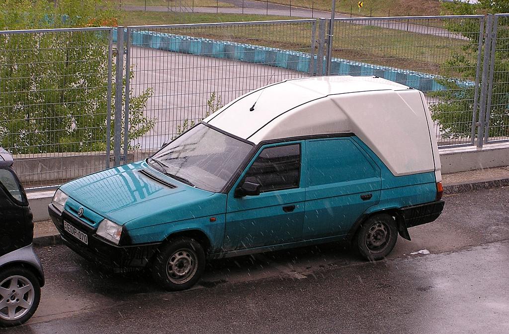 Skoda Favorit Van  steht  im Regen. Aufnahme: 02.07.2011 auf dem Hungaroring Parkplatz.