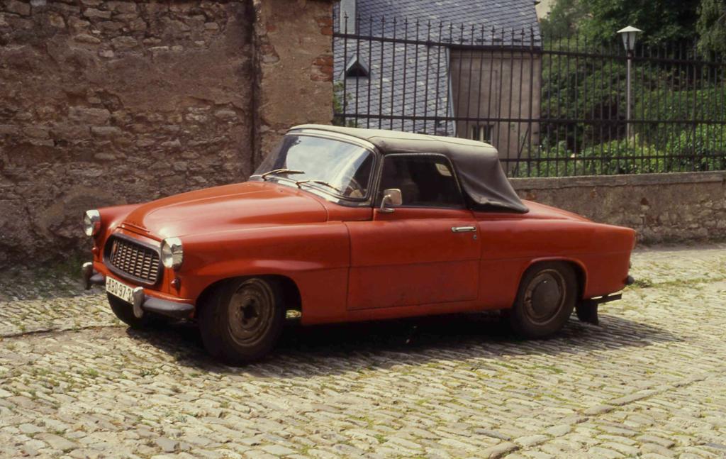 Skoda Felicia Cabrio
gesehen am 4.7.1992 in Kutna Hora in Tschechien.