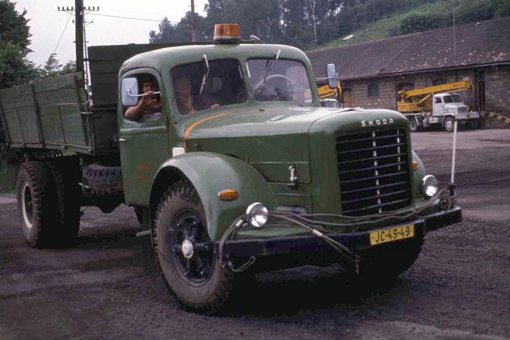 Skoda hat nicht nur Pkw gebaut.
Dieser uralt Skoda Lastwagen fuhr mir in der damaligen CSSR
in Stara Paka am 19.6.1988 vor die Linse.