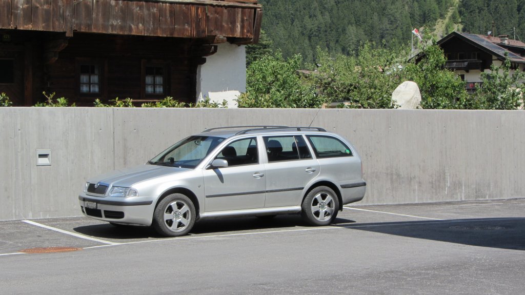 Skoda Octavia am 17.5.2012 in Mayrhofen auf einem EKZ-Parkplatz.