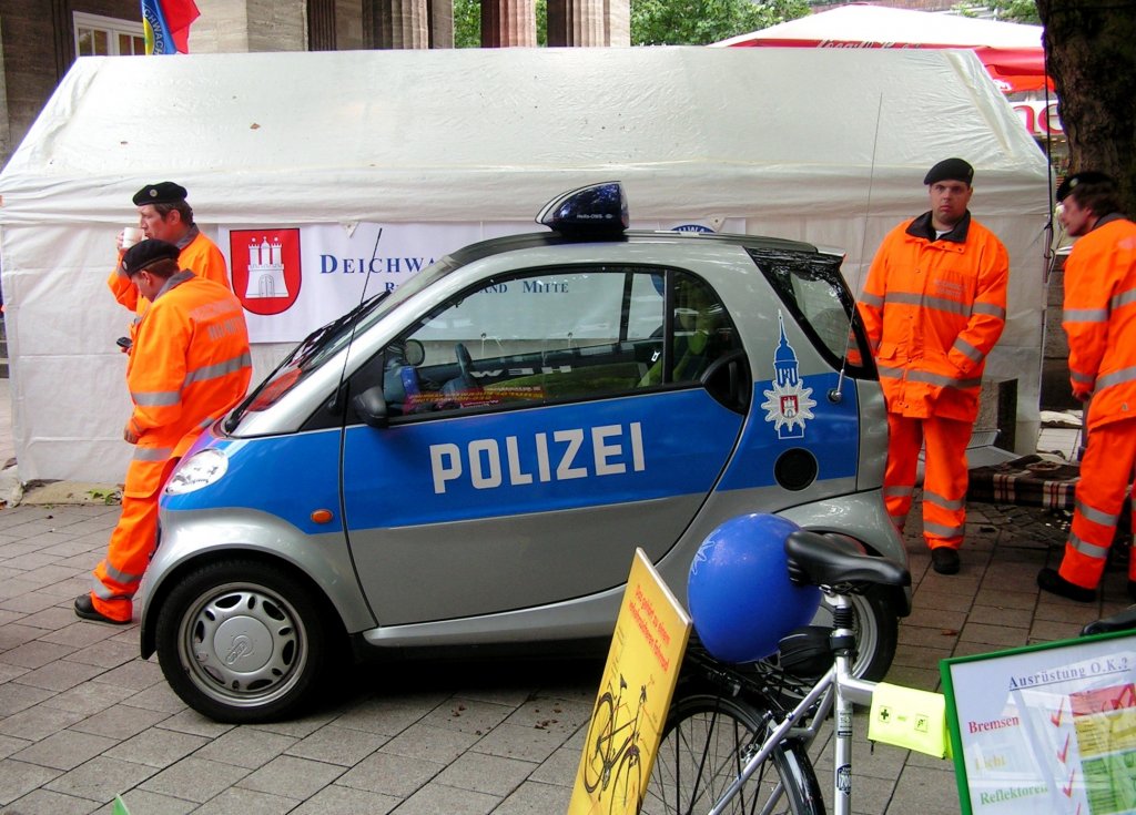 SMART als Einsatzfahrzeug der Hamburger Polizei am Mönckebergbrunnen / gesehen in Hamburg (Deutschland), 25.09.2004