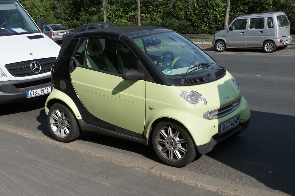 Smart  for two  in Krefeld (24.9.2011), im Hintergrund ein Suzuki Wagon R.