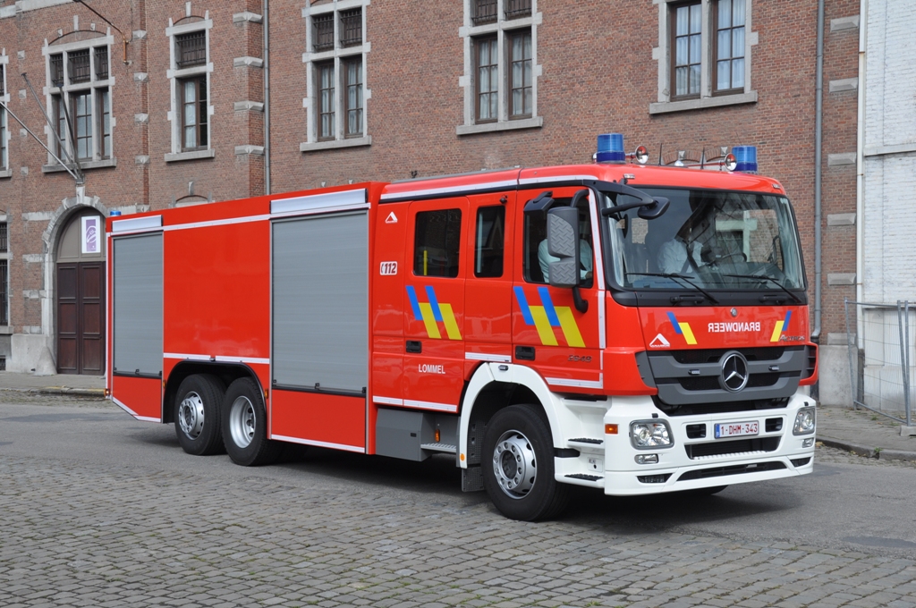 Sonderlschfahrzeug Mercedes-Benz Actros 2648L 6x2*4 Aufbau Vanassche der Feuerwehr Lommel, Aufnahme am 21.07.2012 in Brussel nach Anlass des Nationalfeiertags 