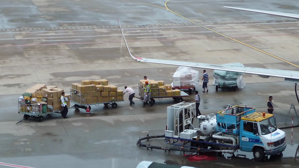 Spezialfahrzeug, wohl Sanitrentsorgung, auf MB 614 Basis am Flughafen Pudong (15.7.10)