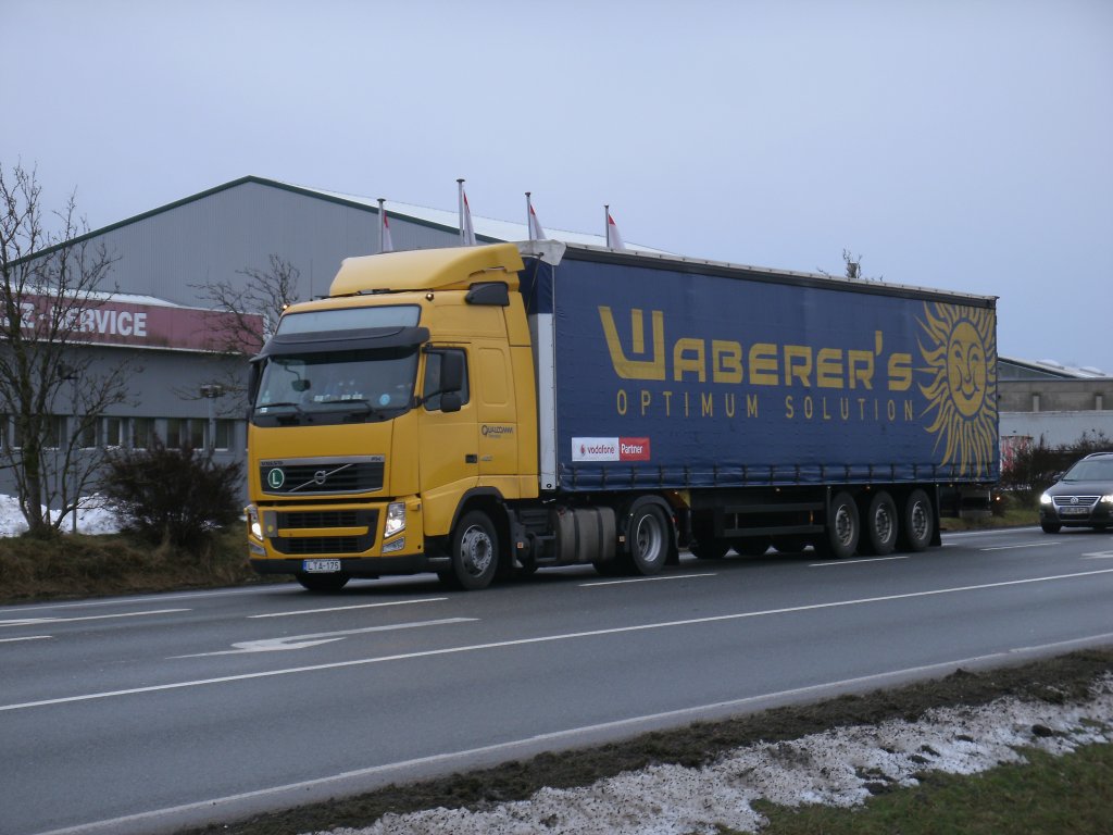 Stammfahrer auf Rgen`s Fernstrae B96 sind die WABERER`S.Mit einem freundlichen Gru grte mich der Fahrer vom VOLVO Sattelzug am 19.Dezember 2012 bei Bergen/Rgen.