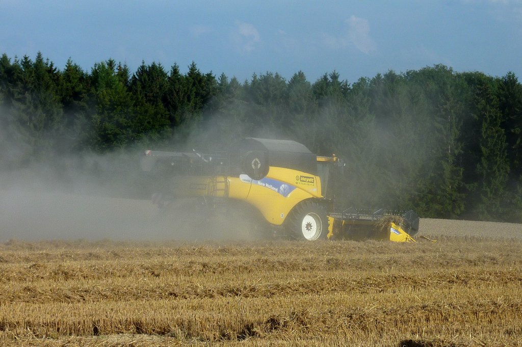 staubige Angelegenheit - Getreideernte mit dem Mhdrescher New Holland CR9060, Aug.2012