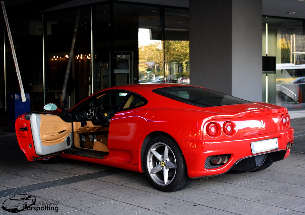 Stehen gelassen. Ferrari 360 vor einem Hotel in Stuttgart am 10.9.2011