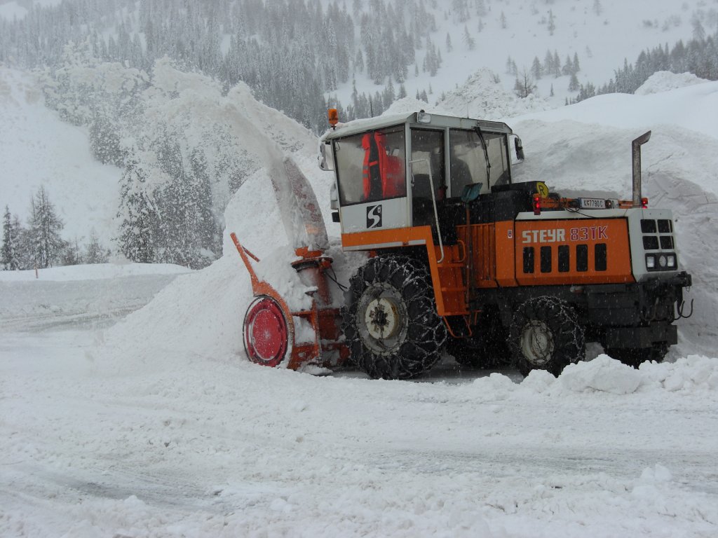 Steyr 83TK Schneefrse. Die 1984 gebaute Schneefrse ist am 21.01.2009, whrend der Extremschneeflle am Krntner Nassfeldpass, im Dauereinsatz.