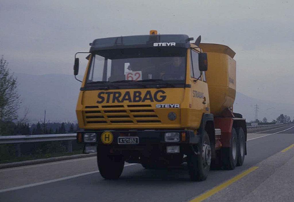 Steyr LKW mit Mrtelmischer, Fa. Strabag, in Villach / sterreich am 21.4.1989.