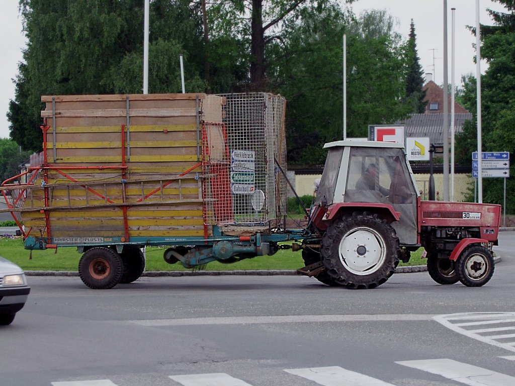 STEYR30 dreht mit einem Hamster-Plus15 Ladewagen am Kreisverkehr in Ried i.I. eine Runde;100522