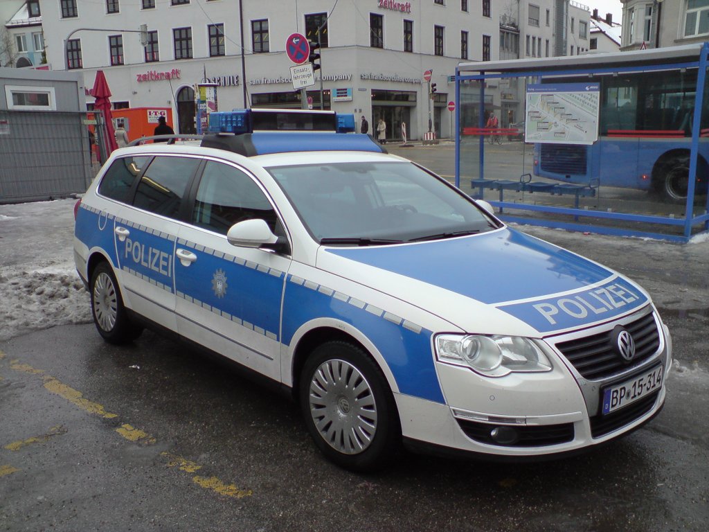 Streifenwagen VW Passat Variant der Bundespolizei Mnchen am Bahnhof Mnchen-Pasing. Auf dem Dach das Hnsch Warnsystem Typ DBS 2000 LED. Aufgenommen am 15.12.2012