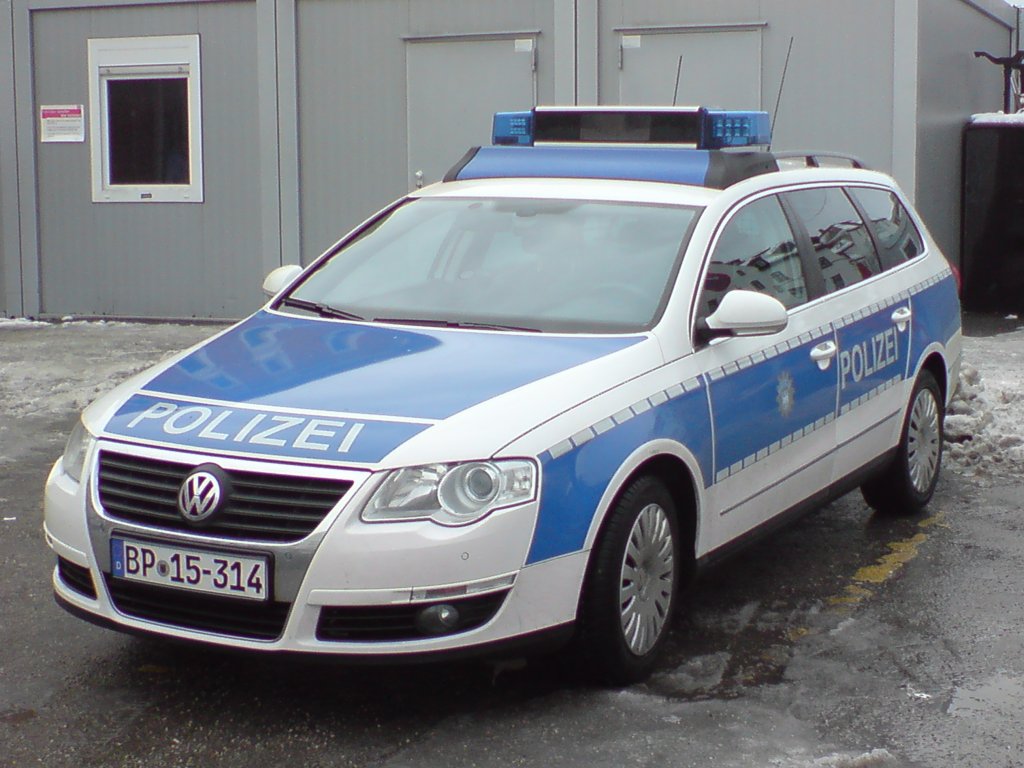 Streifenwagen VW Passat Variant der Bundespolizei Mnchen am Bahnhof Mnchen-Pasing. Auf dem Dach das Hnsch Warnsystem Typ DBS 2000 LED. Aufgenommen am 15.12.2012