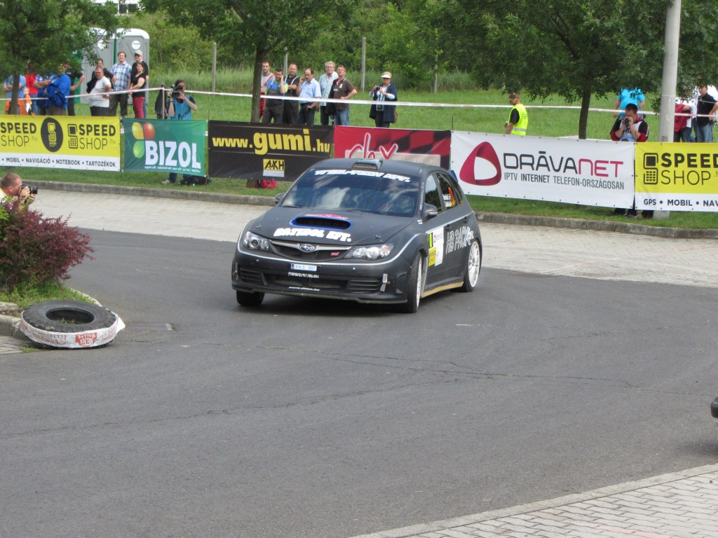 Subaru Impreza wndt sich stark auf dem Prologue des 46-ten Mecsek Rallye (Mai 2012)