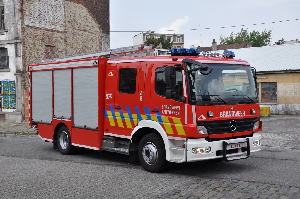Tanklschfahrzeug Mercedes-Benz Atego 1329 F Aufbau Vanassche der Feuerwehr Antwerpen, Aufnahme am 21.07.2011 in Brussel aus Anlass des Nationalfeiertags 