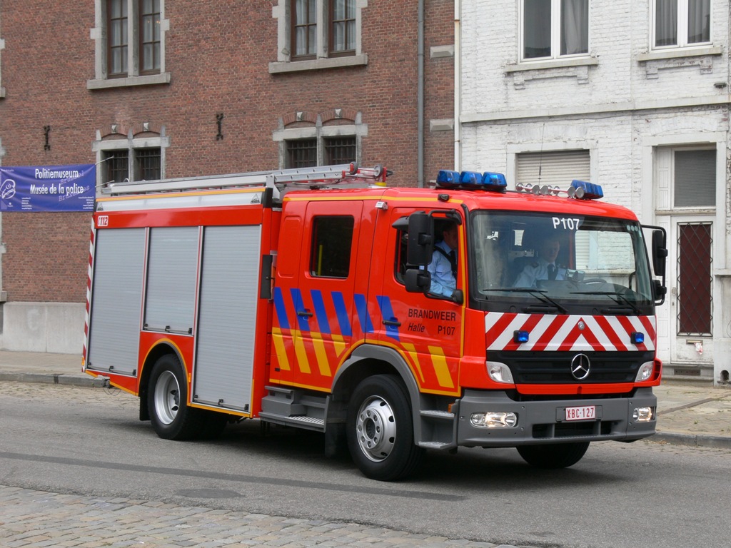 Tanklschfahrzeug Mercedes-Benz Atego 1428F Aufbau Vanassche der Feuerwehr Halle, Aufnahme am 21.07.2010 in Brussel nach Anlass des Nationalfeiertags 