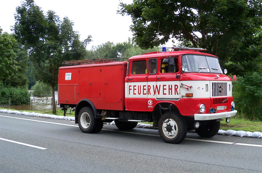 Tanklschfahrzeug TLF 16 W50 der Feuerwehr Wilkau-Halau/Sachsen zum Hochwassereinsatz 2010 an der Zwickauer Mulde 