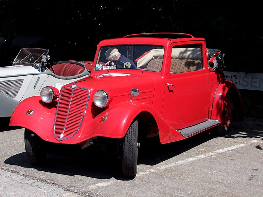 TATRA-57A; Halb-Cabrio; 1155ccm; 18PS; Baujahr 1936 platziert sich in eine Parklcke;110522