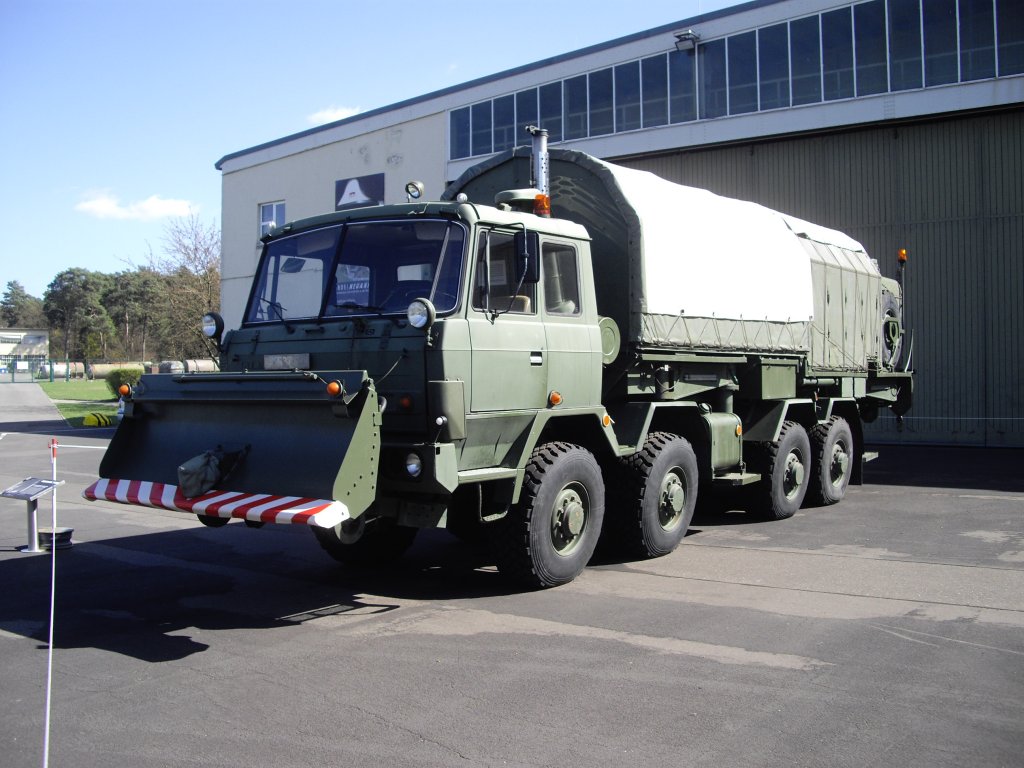 Tatra 815 8x8 als Antennentrgerfahrzeug eines Radar-Aufklrungssystemes, welches 1989 in die NVA eingefhrt wurde und bis 2010 in der Bundeswehr diente. Gesehen im Luftwaffen-Museum in Gatow, 09.04.2011.