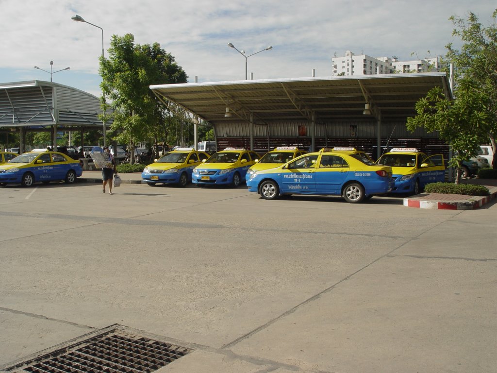 Taxistand am zentralen Omnibusbahnhof der Stadt Nakhon Ratchasima im Nordosten Thailands am 07.07.2009