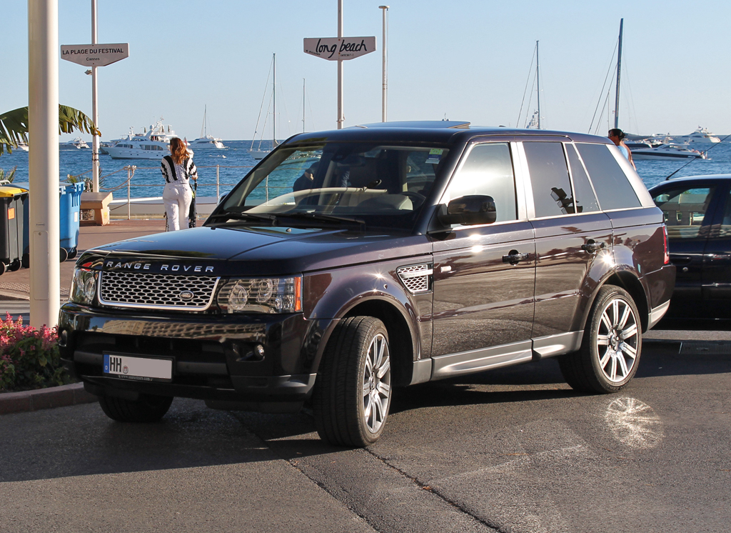 Tja, in Frankreich wird oftmals eben dort geparkt, wo gerade Platz ist. So auch dieser Land Rover Range Rover, der auf einer Straenkreuzung abgestellt wurde. Gesehen am 13.09.2012 in Cannes.