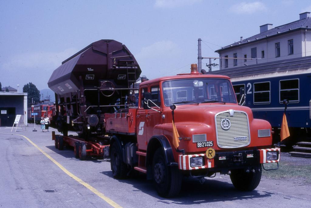 Tornado MAN Zugmaschine mit sogen. Cullemeyer Anhnger fr 
Eisenbahn Transporte hier in Graz / sterreich am 14.6.1987.